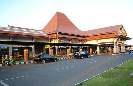 Bandara Adi Sumarmo